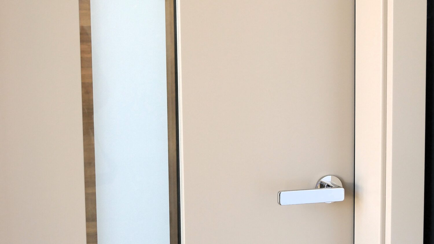 Funktionstür in hellem Farbton mit Glaseinsatz – modernes Design und erhöhte Sicherheit