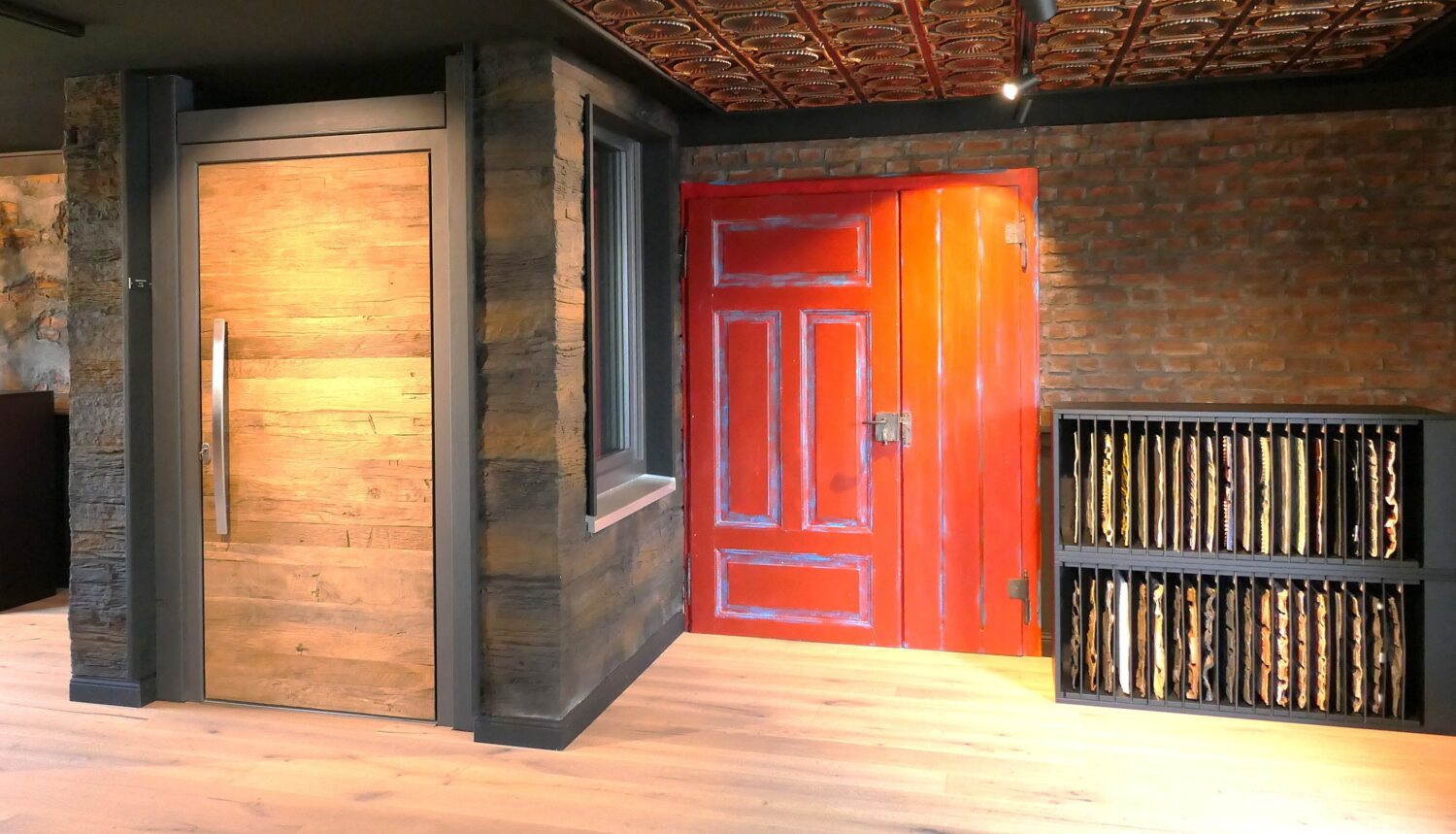 Zwei Haustüren in moderner Ausstellung – rustikale Holzoptik trifft auf auffälliges Retrodesign