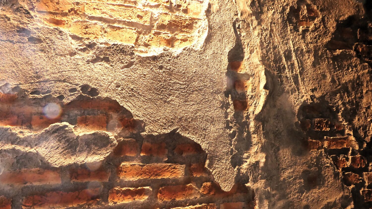 Nahaufnahme einer Wandverkleidung mit Ziegel- und Betonstruktur – hochwertige Gestaltung mit Wandpaneelen