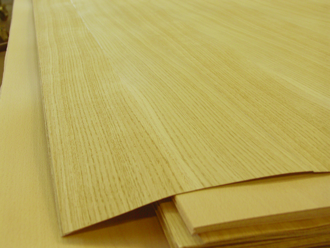 Helles Holzfurnier auf furnierter Spanplatte – elegante Lösung für moderne Innenräume