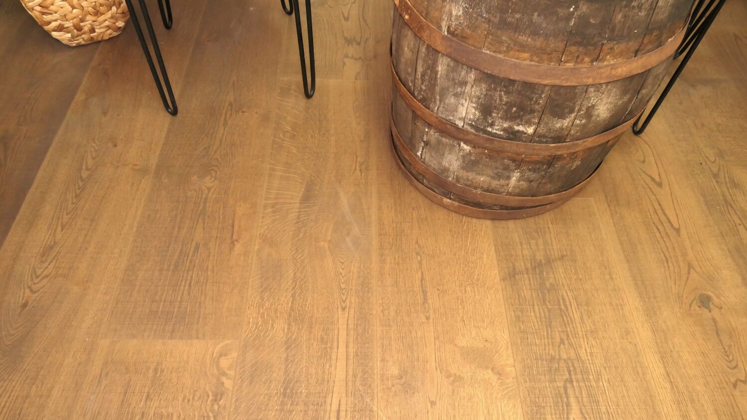 Rustikaler Parkettboden aus Eiche in mittelbraunem Ton mit Weinfass in einer gemütlichen Einrichtung – Parkett von Holz Hertel in Rastatt