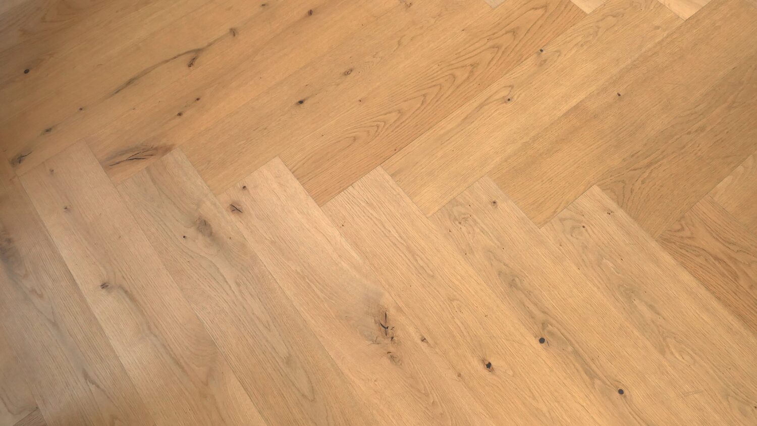 Heller Eichenparkettboden im Fischgrätmuster – hochwertig verlegt bei Holz Hertel in Rastatt