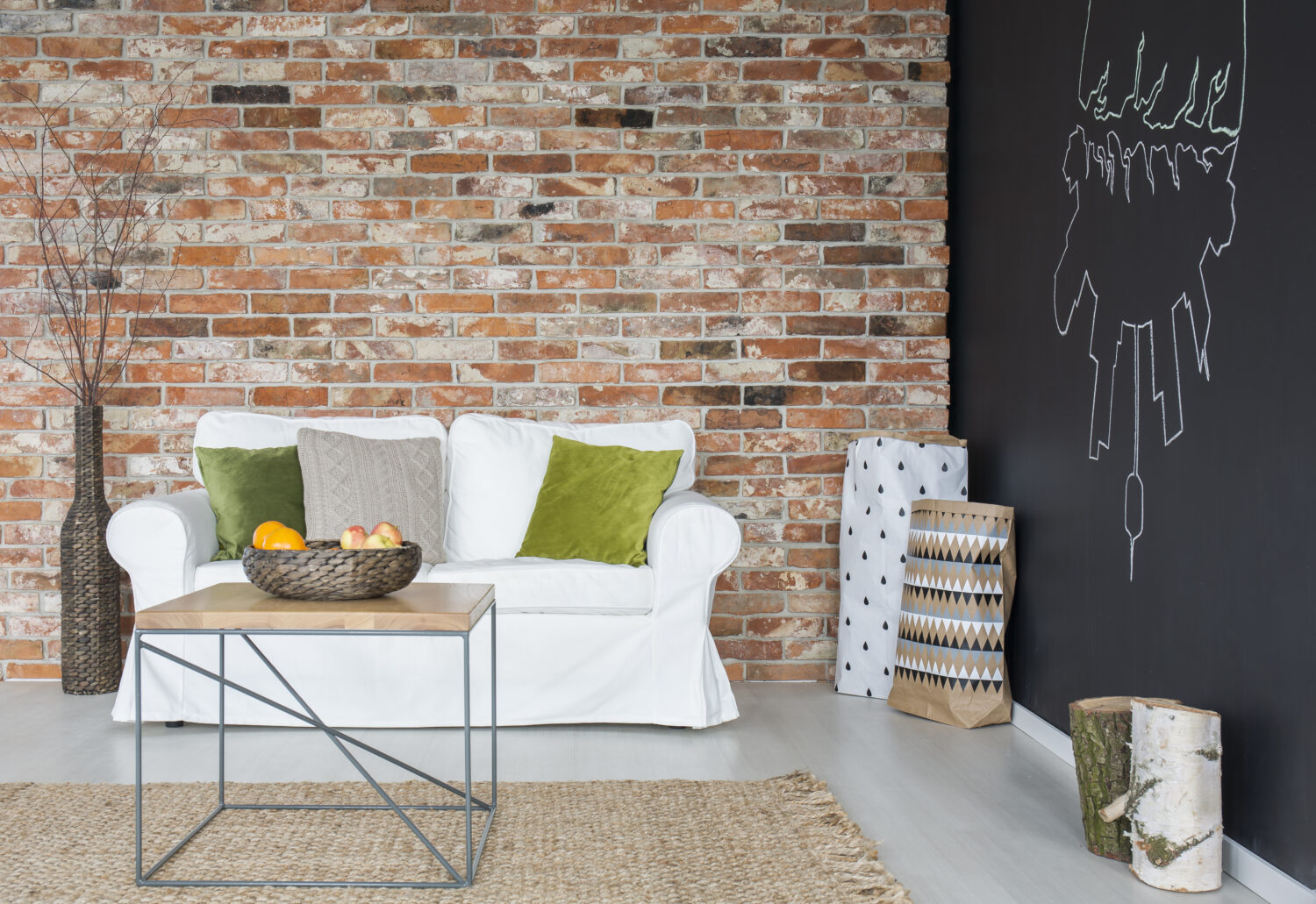 Wohnzimmer mit heller Designboden-Vinylfläche und rustikaler Backsteinwand für einen modernen Loft-Look.