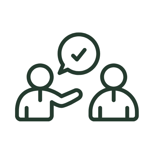 Zwei stilisierte Personen im Gespräch mit einem Häkchen in einer Sprechblase – Symbol für Beratung und umfassenden Kundenservice.