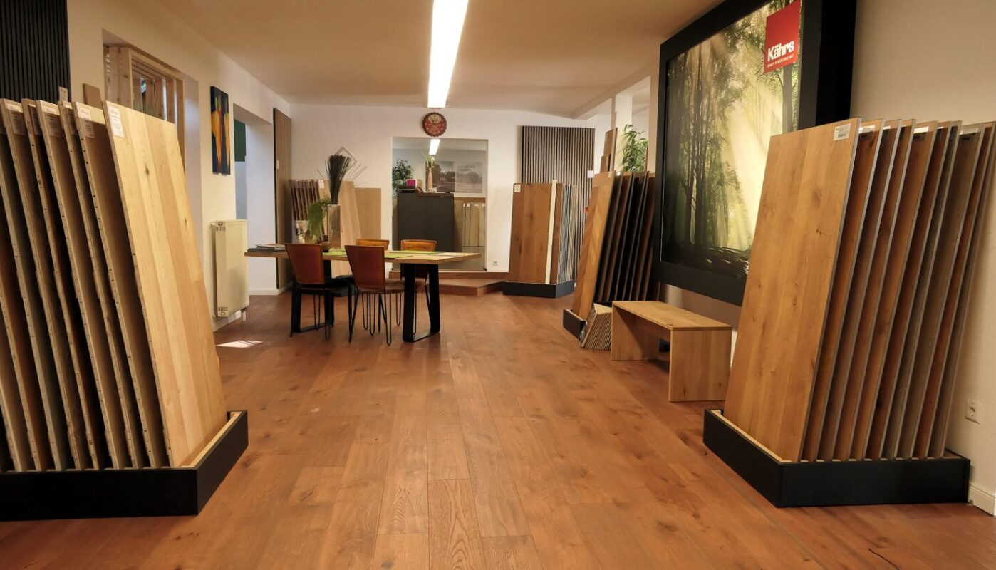 Bodenausstellung bei Holz Hertel mit großformatigen Mustertafeln und Beratungstisch